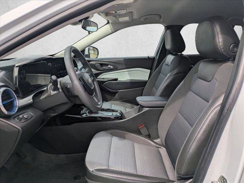 Used 2025 Chevrolet Trax LT image 21