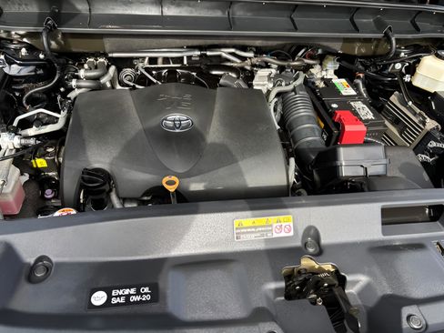 Used 2020 Toyota Highlander XLE image 29