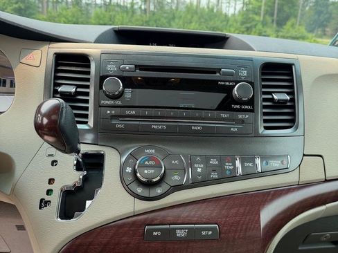 Used 2012 Toyota Sienna XLE FWD image 11