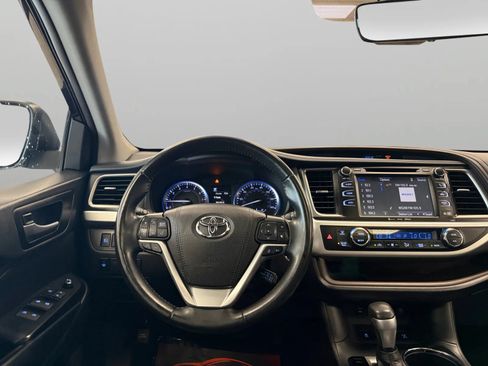 Used 2019 Toyota Highlander XLE AWD/4WD image 29