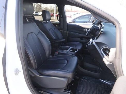 Used 2025 Chrysler Pacifica Select image 25