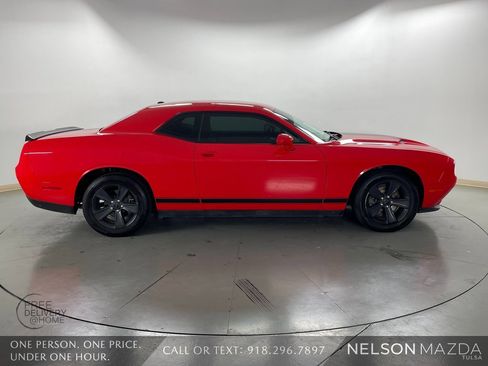 Used 2015 Dodge Challenger SXT image 5