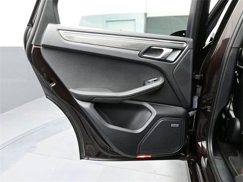 Certified 2022 Porsche Macan image 13