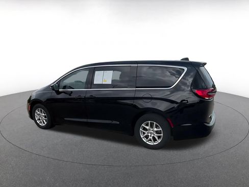 Used 2025 Chrysler Pacifica Select FWD image 9