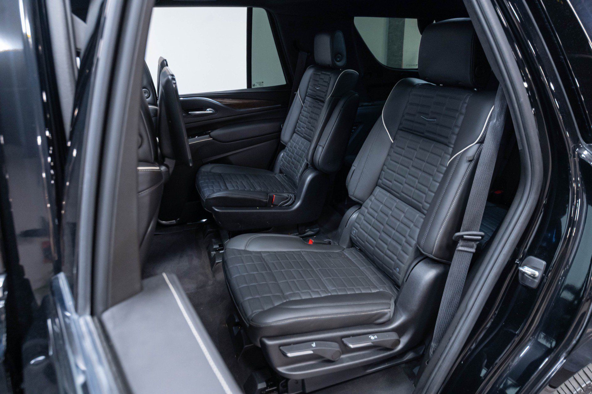 Used 2024 Cadillac Escalade Premium Luxury Platinum AWD/4WD image 25