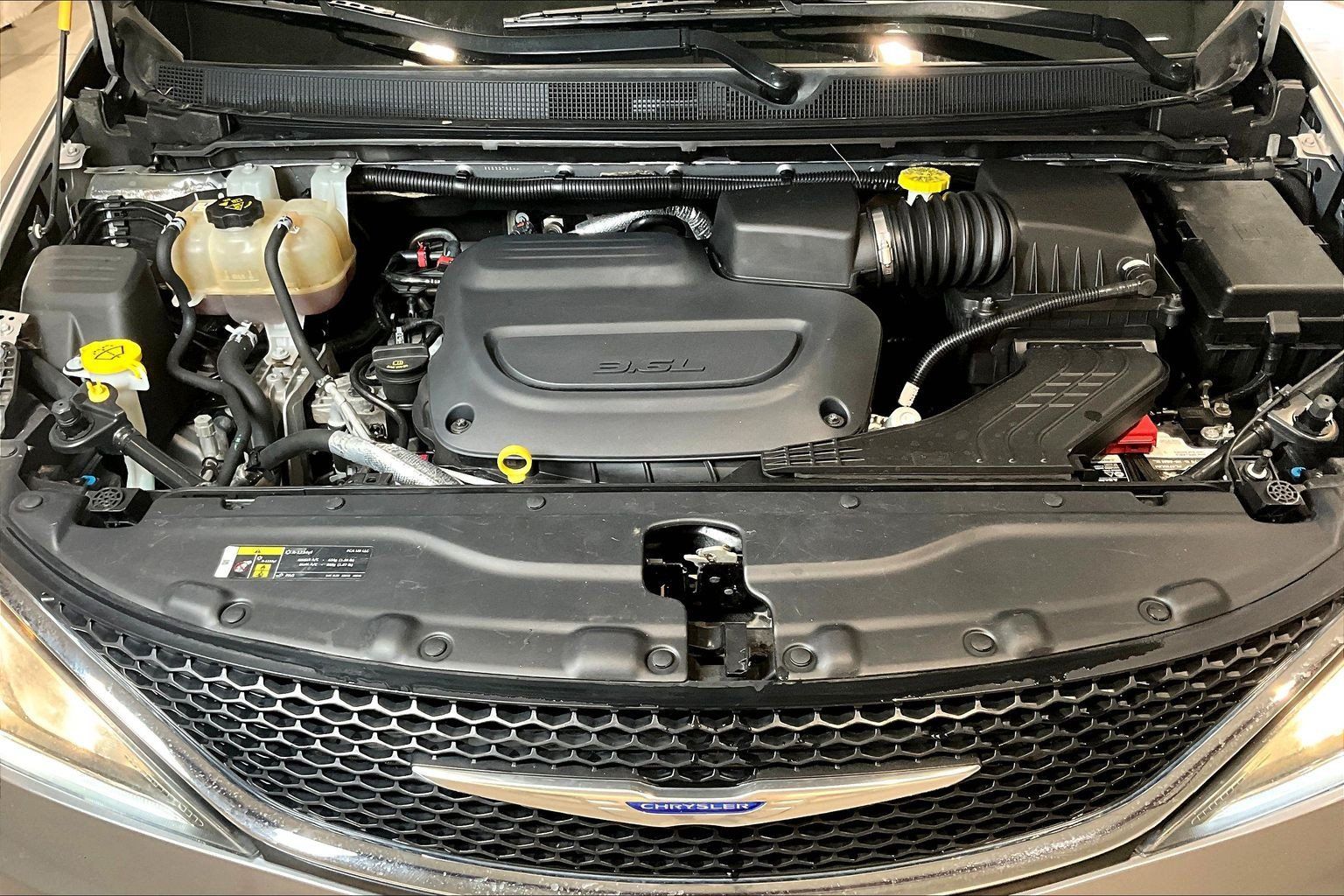 Used 2020 Chrysler Pacifica Touring-L w/ Tire & Wheel Group FWD image 30