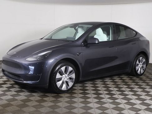 Used 2024 Tesla Model Y Long Range AWD/4WD image 12