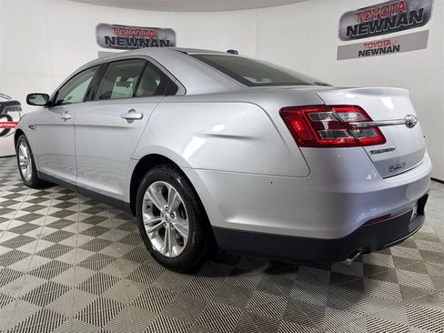 Used 2017 Ford Taurus SE image 5