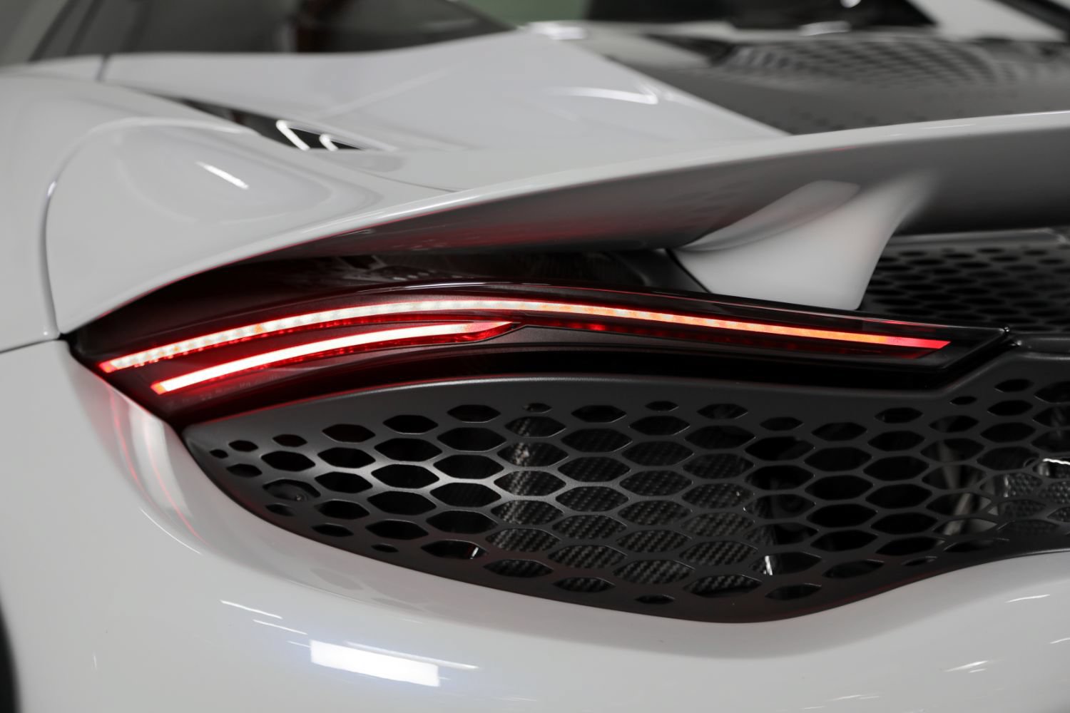 Used 2022 McLaren 765LT RWD image 25