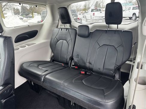 Certified 2019 Chrysler Pacifica Touring-L image 21