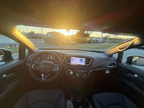 New 2026 Chrysler Pacifica Select image 12