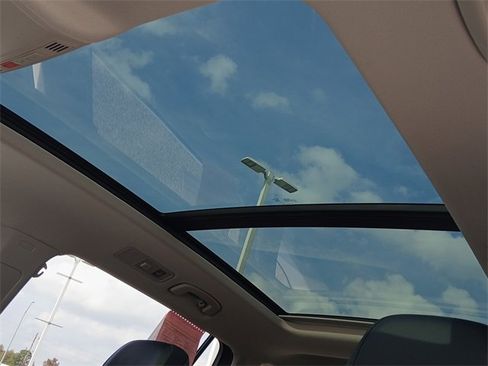 Used 2024 Volkswagen Tiguan SE w/ Panoramic Sunroof Package image 36