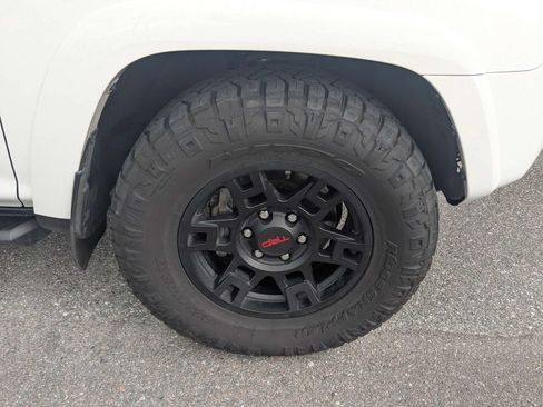 Used 2022 Toyota 4Runner SR5 Premium w/ Moonroof Package RWD image 11