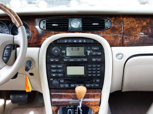 Used 2004 Jaguar XJ8 image 35