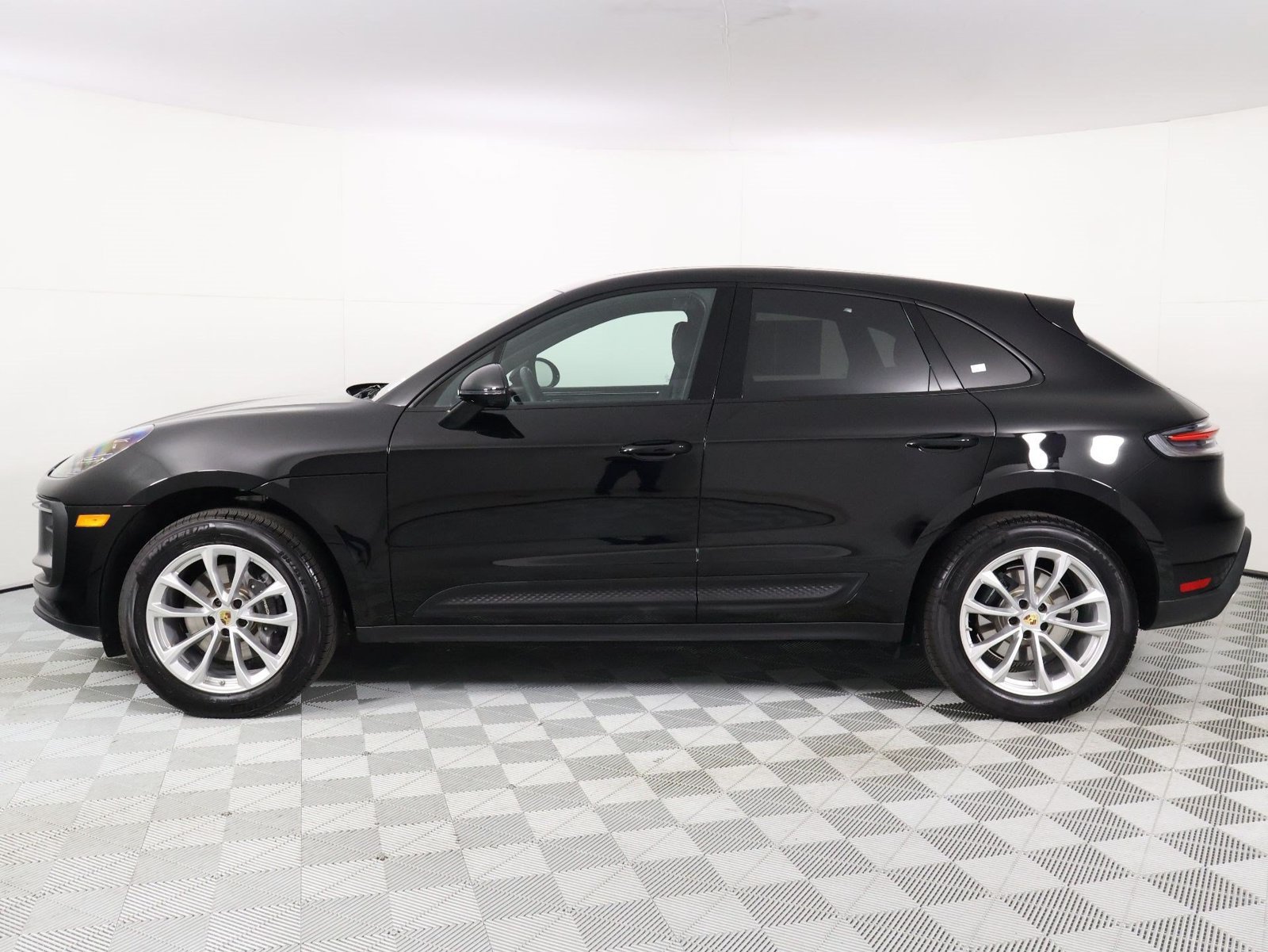 Certified 2026 Porsche Macan AWD/4WD image 2