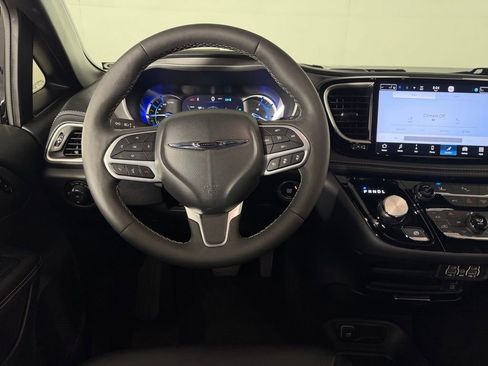 Used 2025 Chrysler Pacifica Select w/ Uconnect Theater Family Group FWD image 14
