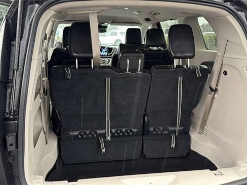 Used 2023 Chrysler Pacifica Touring-L image 12