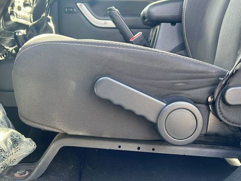 Used 2017 Jeep Wrangler Unlimited Sahara w/ Connectivity Group image 21