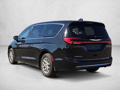 Used 2025 Chrysler Pacifica Select FWD image 7