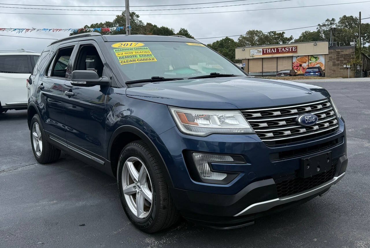 Used 2017 Ford Explorer XLT w/ Equipment Group 201A AWD/4WD image 4