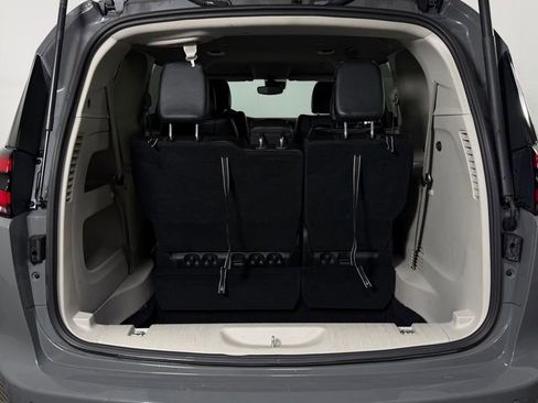 Used 2023 Chrysler Pacifica Touring-L FWD image 10