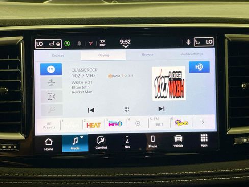 Used 2024 Chrysler Pacifica Limited FWD image 7