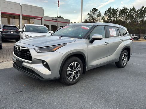 Certified 2023 Toyota Highlander XLE image 2