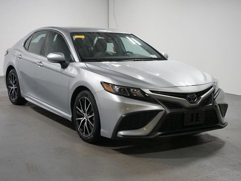 Used 2023 Toyota Camry SE image 3