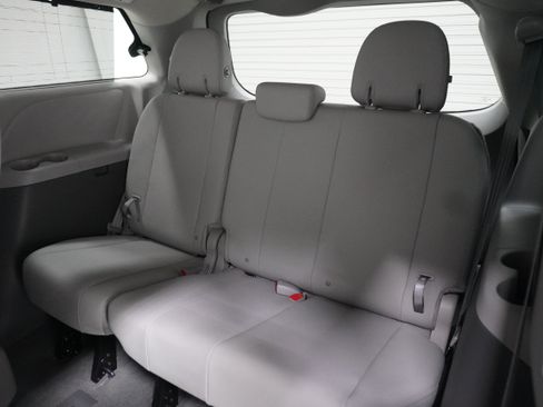 Used 2020 Toyota Sienna XLE w/ XLE Navigation Package FWD image 13