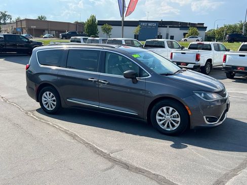 Used 2017 Chrysler Pacifica Touring-L FWD image 6