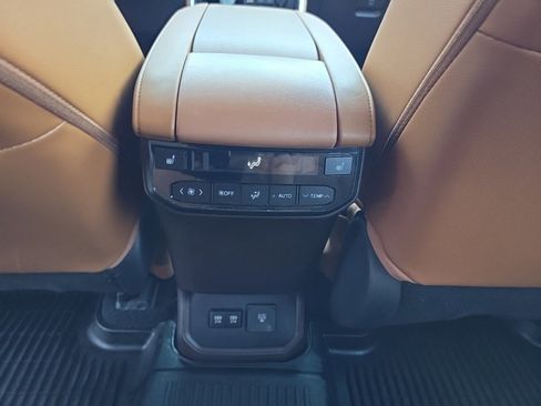 Used 2021 Toyota Highlander Platinum image 16