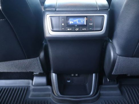 Used 2018 Toyota Highlander SE image 26