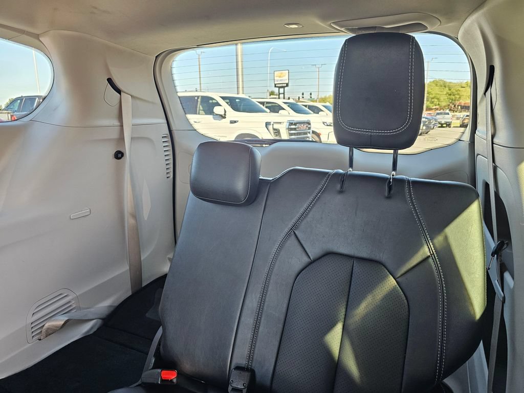 Used 2024 Chrysler Pacifica Touring-L FWD image 21