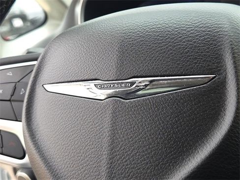 Used 2022 Chrysler Pacifica Touring-L image 26