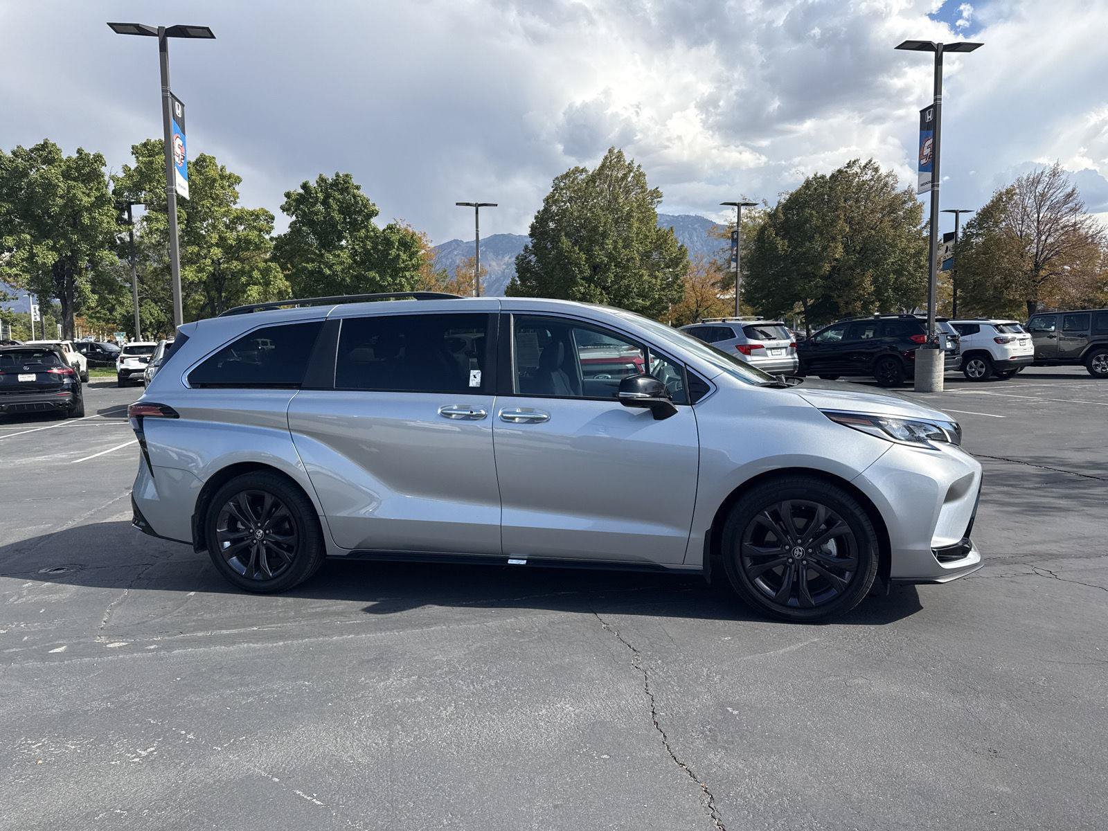 Used 2024 Toyota Sienna XSE w/ XSE Premium Package FWD image 3