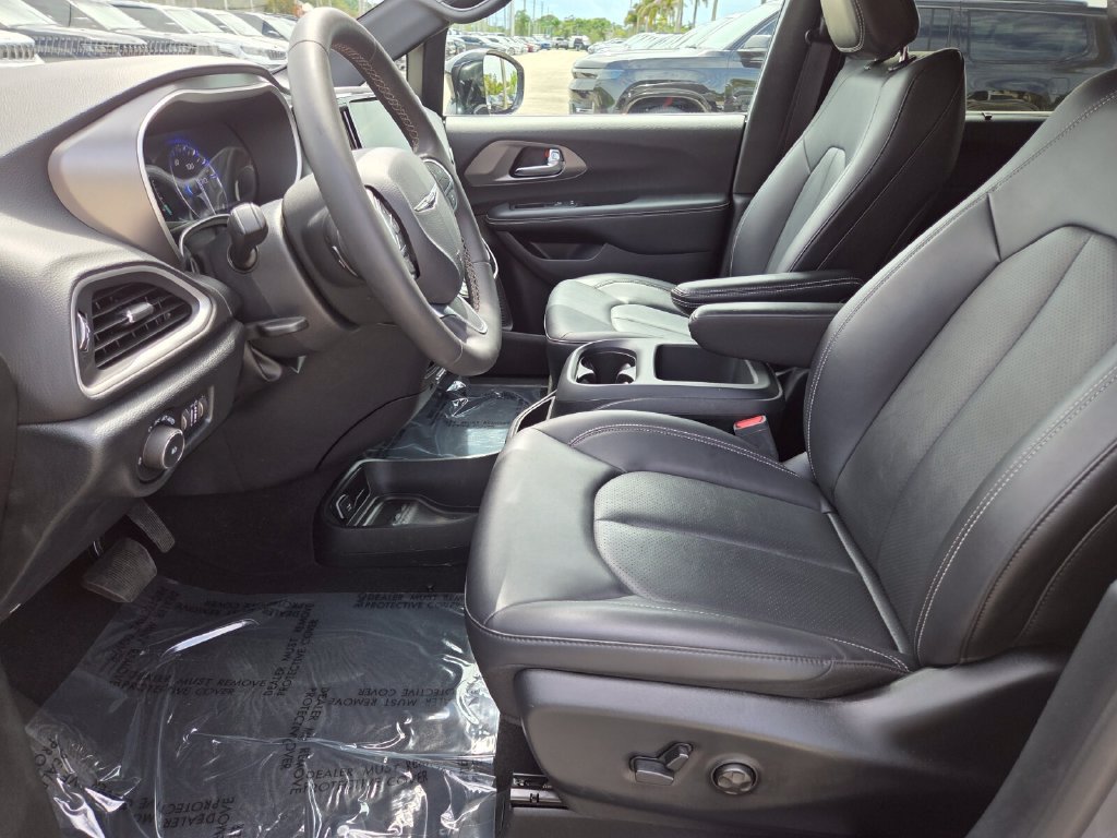 Used 2025 Chrysler Pacifica Select FWD image 30