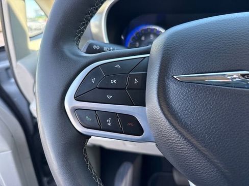 Used 2023 Chrysler Pacifica Touring-L FWD image 25