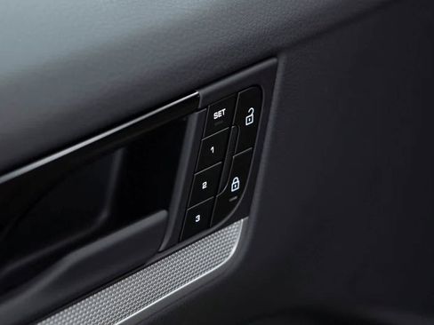 Certified 2025 Porsche Cayenne image 19