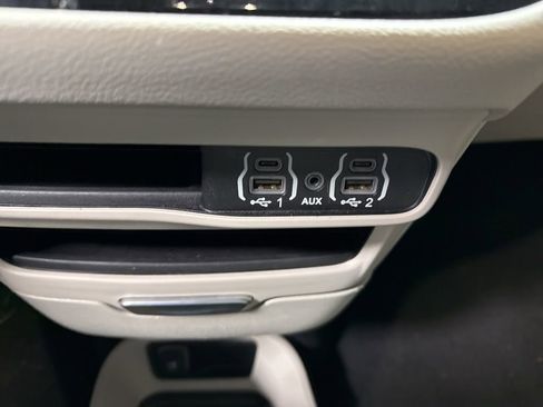 Used 2023 Chrysler Pacifica Touring-L image 28