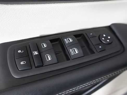 Used 2023 Chrysler Pacifica Touring-L image 38