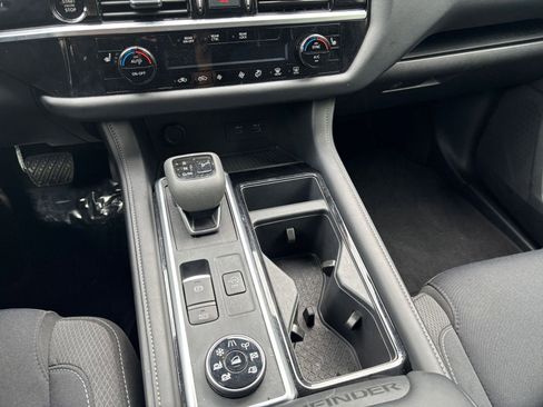 Used 2025 Nissan Pathfinder SV AWD/4WD image 44