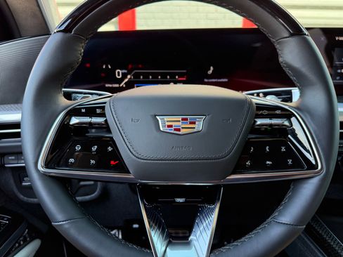 Used 2025 Cadillac Escalade ESV V AWD/4WD image 40