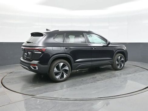 New 2026 Volkswagen Taos SE image 7