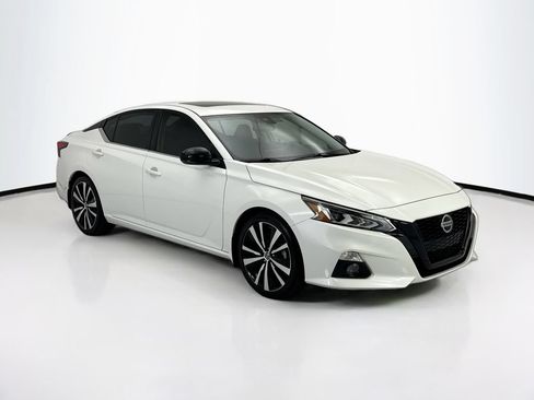 Used 2022 Nissan Altima 2.5 SR w/ Midnight Edition Package FWD image 3