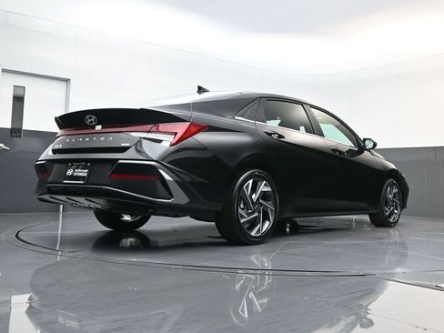Certified 2025 Hyundai Elantra Limited image 17