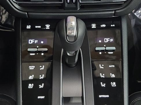 Certified 2026 Porsche Macan AWD/4WD image 19