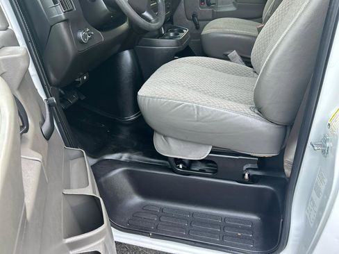 Used 2015 Chevrolet Express 3500 RWD image 15