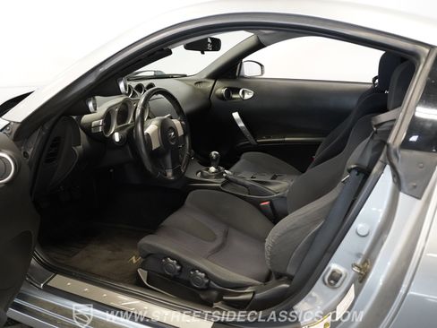 Used 2005 Nissan 350Z Coupe w/ (N93) Cargo Convenience Pkg image 3