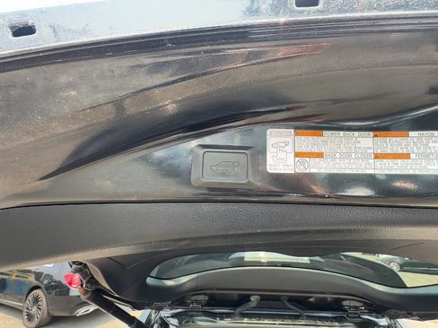 Used 2018 Toyota RAV4 Limited AWD/4WD image 18