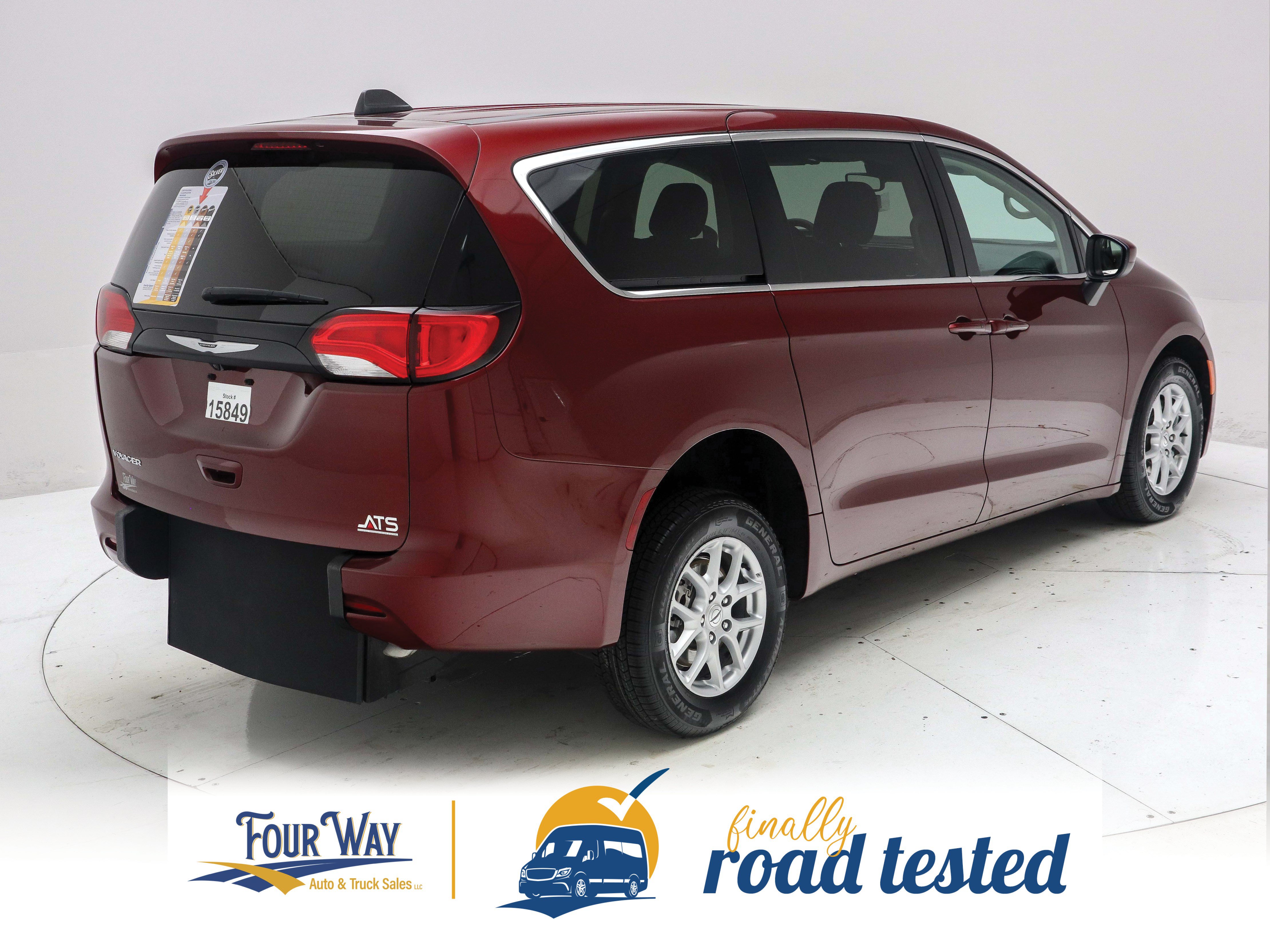 Used 2023 Chrysler Voyager LX FWD image 5
